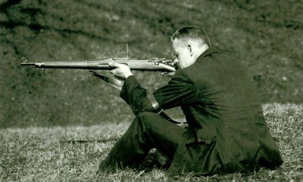 Oficial da marinha dos EUA é maior atirador da história