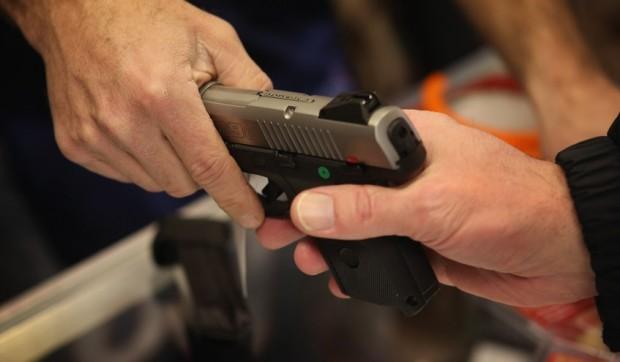 Como transferir a propriedade de armas de fogo