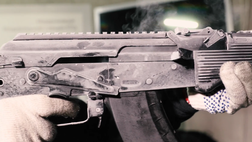 Congelado a -50°C, fuzil Kalashnikov continua disparando normalmente