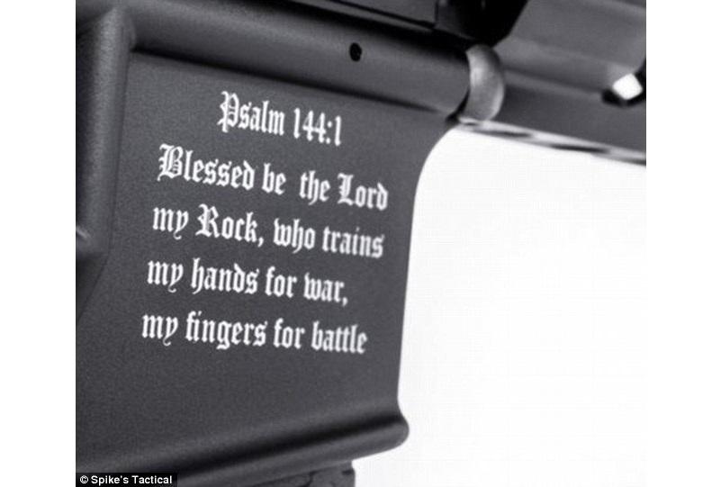 Empresa fabrica arma com versículo bíblico para não ser usada por terroristas Muçulmanos