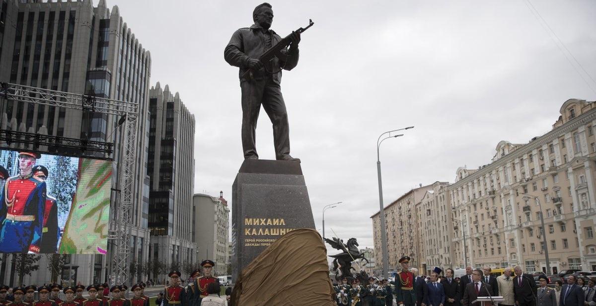 Estátua de criador do fuzil Kalashnikov mostrava arma nazista