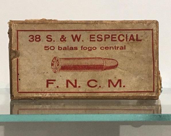 Na caixa está escrito: 50 BALAS.