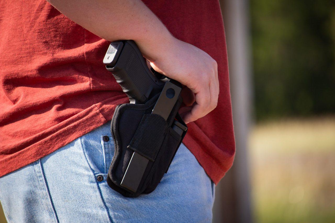 Nova lei do Texas permite que a maioria das pessoas carregue armas em público sem permissão ou treinamento