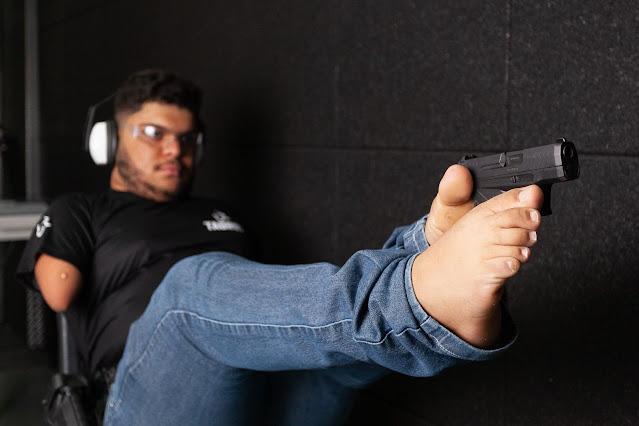 Taurus recebe visita de atirador que dá show de superação e habilidade