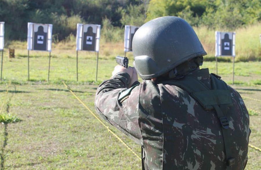Condenado soldado que pegou pistola de cabo para brincar e disparou no joelho de colega