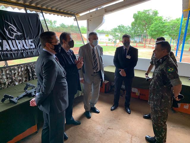 Gabinete do Comandante do Exército, em parceria com Taurus e CBC, realiza exposição de armas e munições em Brasília