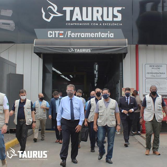 Na Taurus, Vice-presidente General Hamilton Mourão conhece e testa armas com grafeno