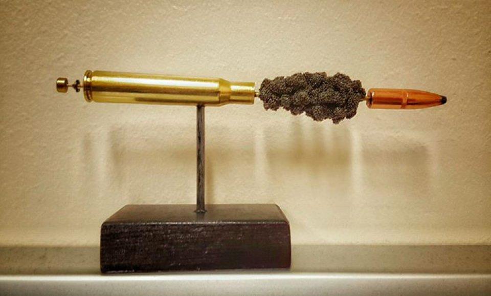 Obra de arte: esculturas de cartuchos detonados