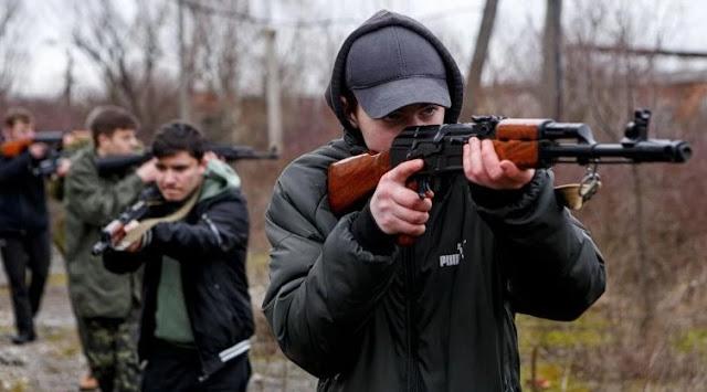 (Tardiamente) Parlamento da Ucrânia vota para permitir que cidadãos carreguem armas e ajam em legítima defesa em meio à invasão russa