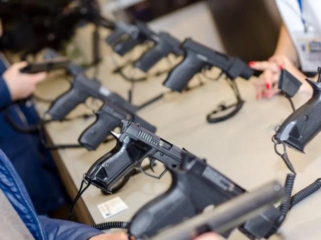 EUA: ansiedade sobre a guerra na Ucrânia leva a um aumento nas vendas de armas e licenças de porte ocultas