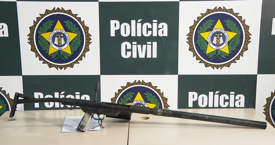 Mulher com bebê de colo é presa na rodoviárioa do RJ com fuzil .50 na mala.