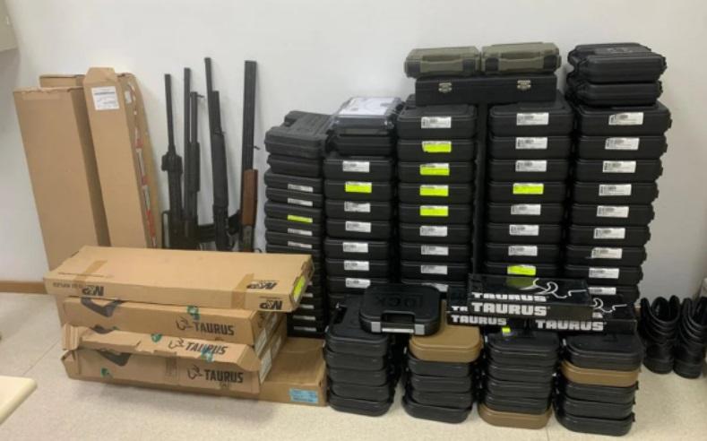 Armas de Fogo são apreendidas durante operação da Desarme e Exército em loja de armamentos em Niterói - RJ