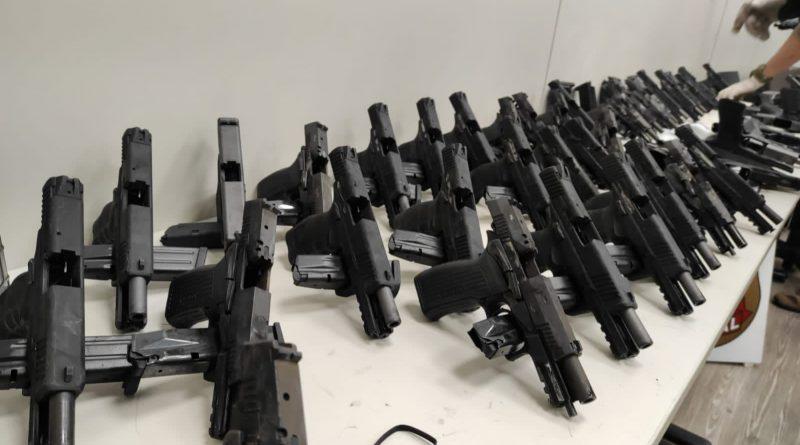 Vídeo – PF prende homem que transportava 51 pistolas no tanque de combustível do carro