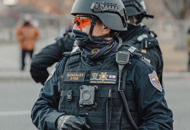 Depois dos carros, Brasil vai ter roupas blindadas, com moda de alto padrão e à prova de balas