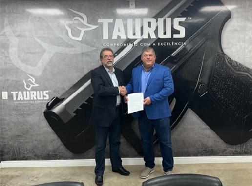 Taurus e americana Brigade assinam acordo de distribuição de armas no Brasil