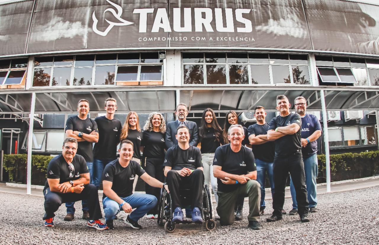 Atletas de tiro esportivo visitam a fábrica da Taurus