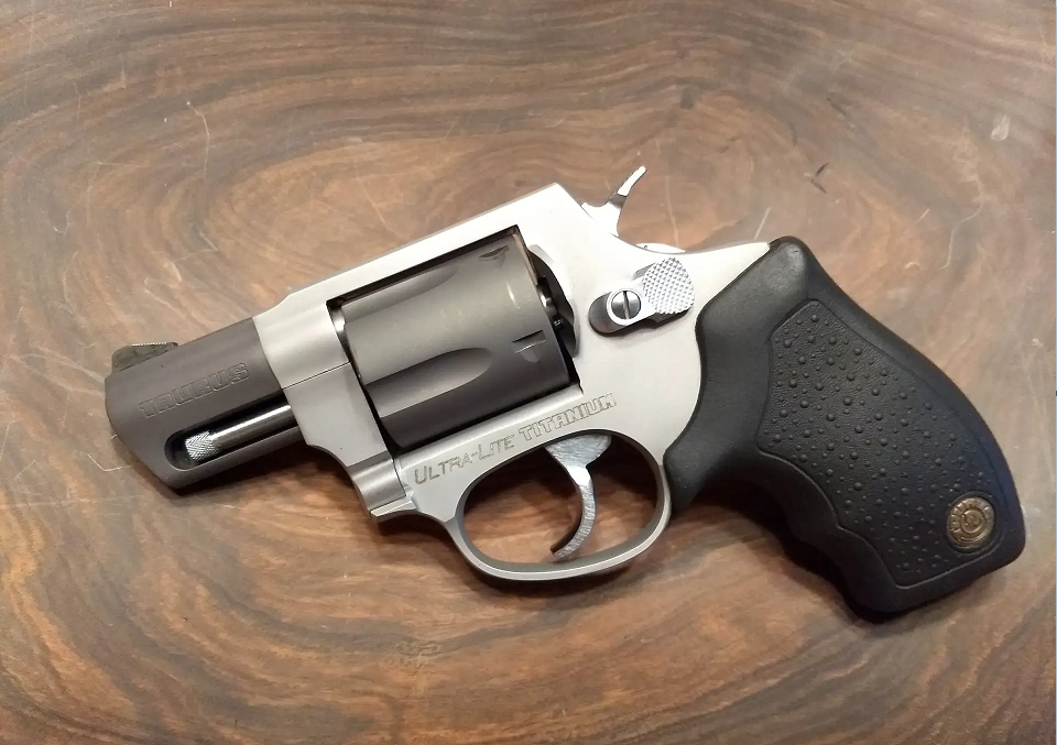 Por que armas feitas de titânio não são tão comuns?