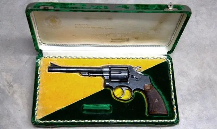 O primeiro modelo de revólver Taurus produzido em série e presenteado a Getúlio Vargas